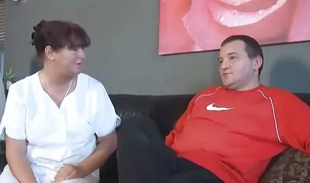 Đại Lý bất động sản ở tầng dưới vặn một khách hàng để phim sec thu choi nguoi bán một ngôi nhà.