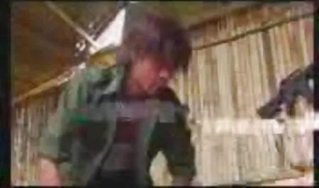 Một phim sec thu ngua người đàn ông đập một người phụ nữ lớn.